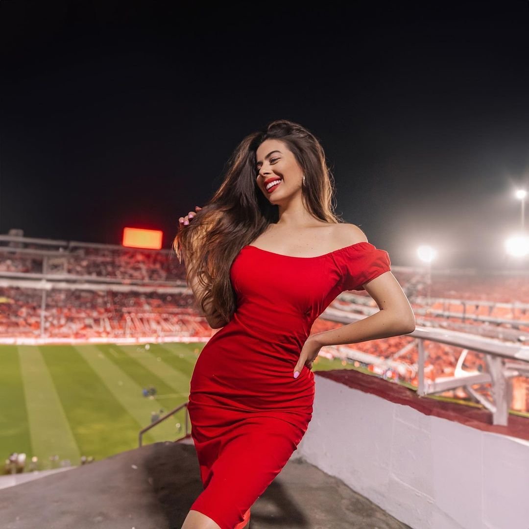 Ea este profesoara sexy și poliglotă care le-a dat lecții viitoarelor staruri din fotbal! Endrick și Julian Alvarez au făcut cursuri cu ea _15