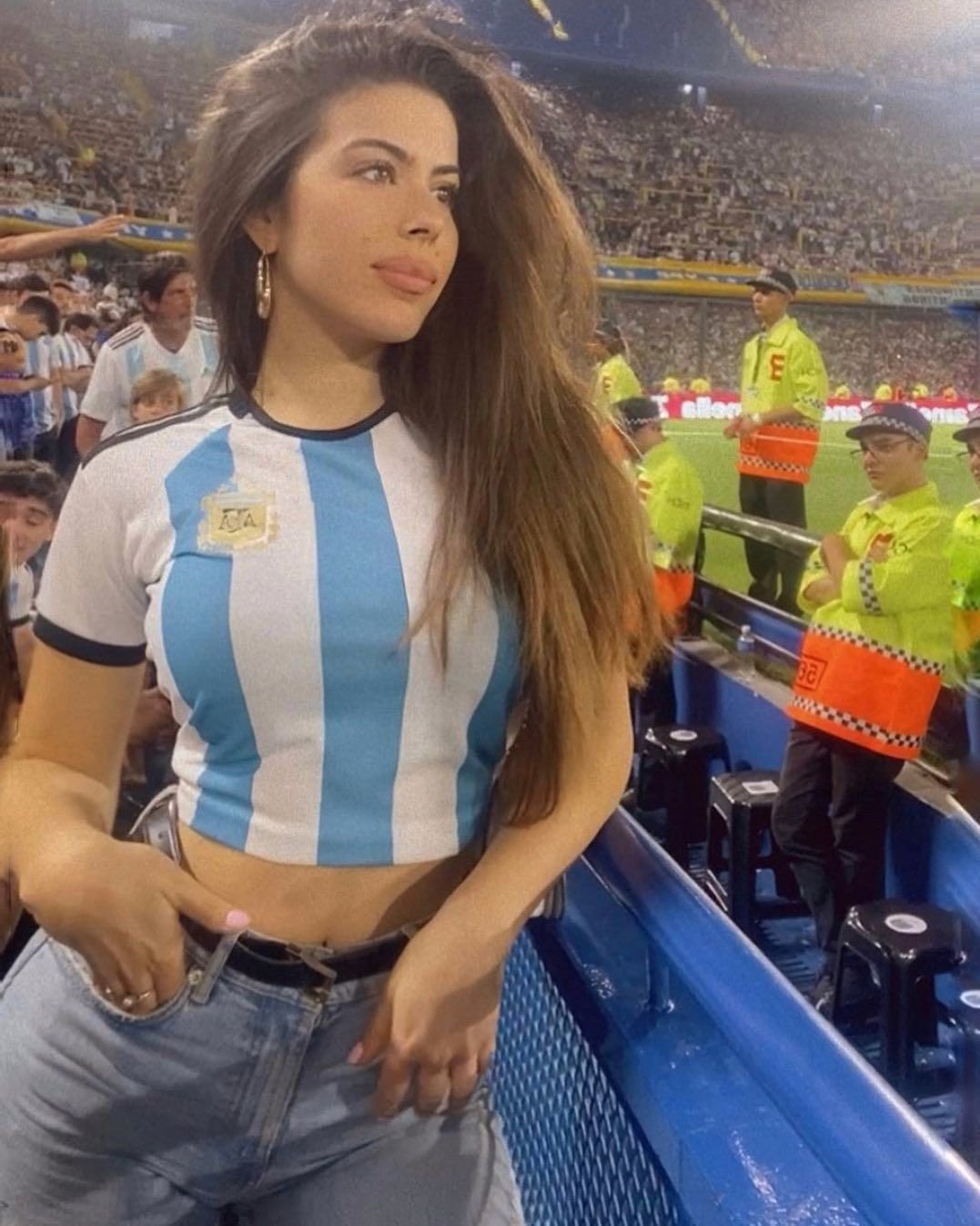 Ea este profesoara sexy și poliglotă care le-a dat lecții viitoarelor staruri din fotbal! Endrick și Julian Alvarez au făcut cursuri cu ea _40