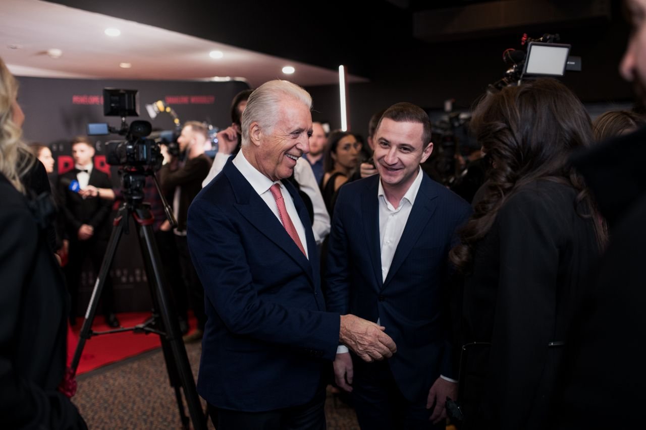 Cu ce mașină au venit Romina Gingașu și Pierro Ferrari la proiecția specială a filmului Ferrari_3
