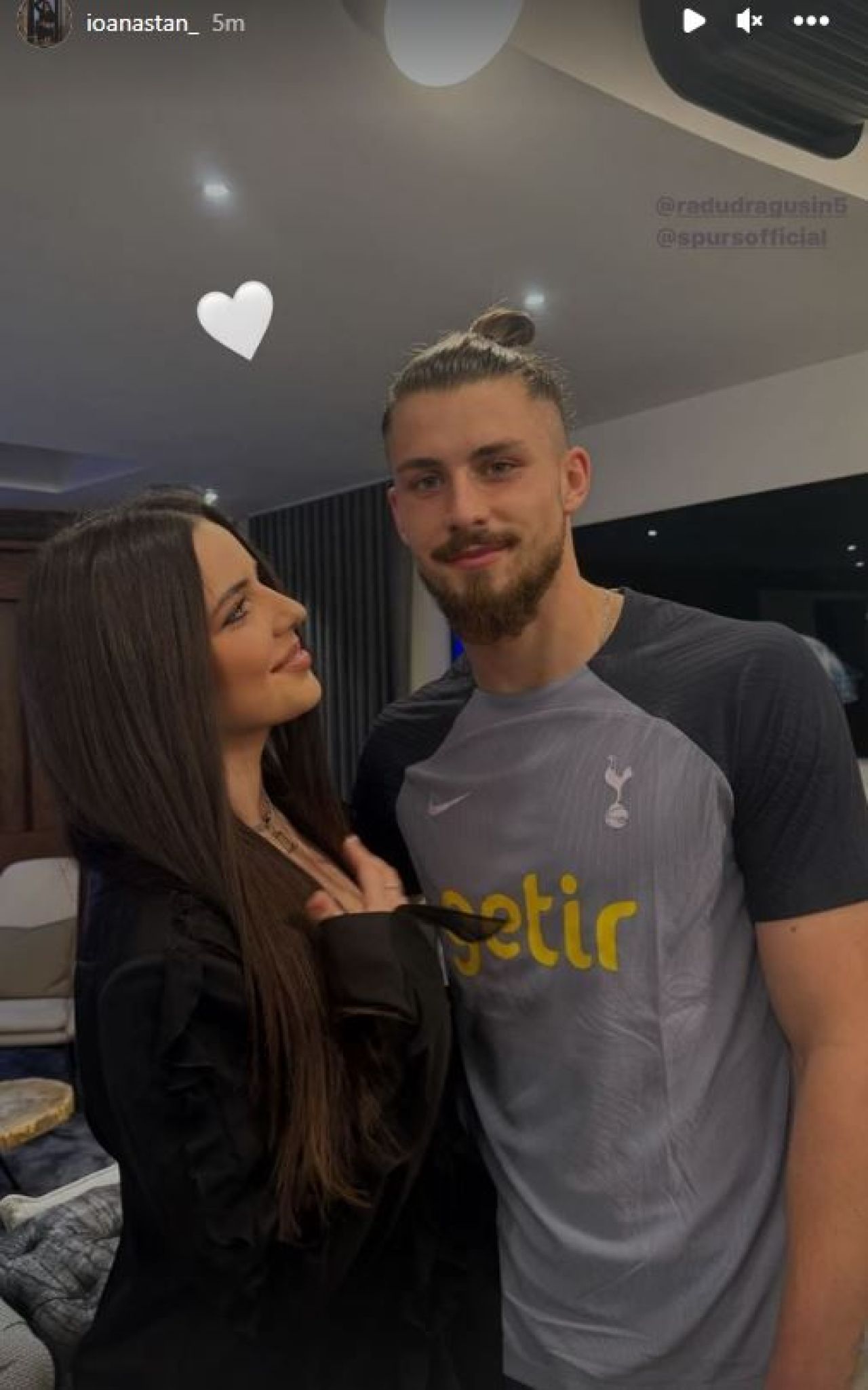 Iubita lui Radu Drăgușin a postat un mesaj imediat după ce Tottenham l-a prezentat oficial _2