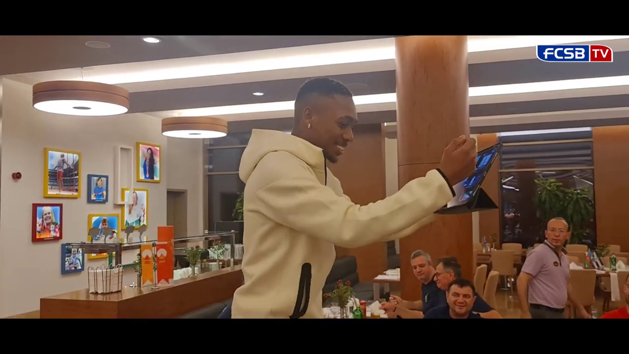 Noile transferuri de la FCSB + Siyabonga Ngezana și-au primit 'botezul' în cantonament! Fundașul i-a făcut pe toți să râdă și să strige: „Mincinosule” _9