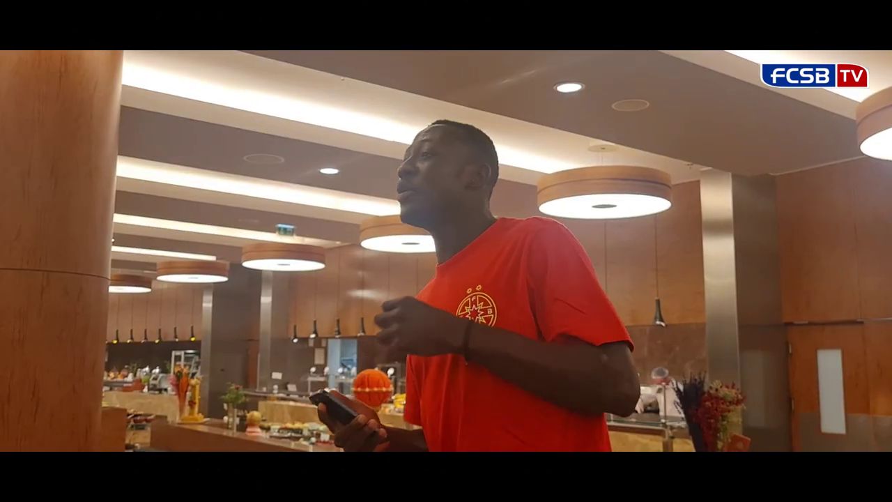 Noile transferuri de la FCSB + Siyabonga Ngezana și-au primit 'botezul' în cantonament! Fundașul i-a făcut pe toți să râdă și să strige: „Mincinosule” _14