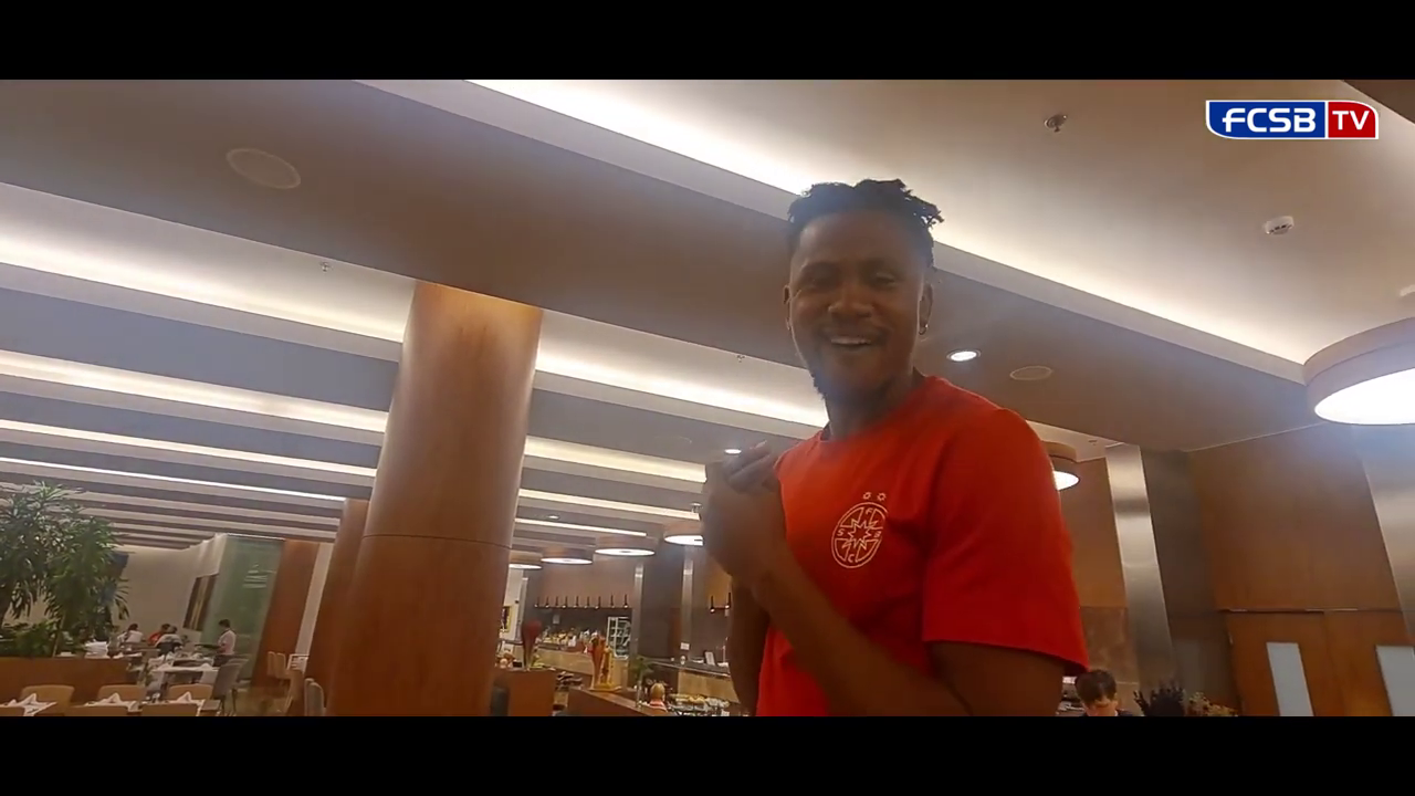 Noile transferuri de la FCSB + Siyabonga Ngezana și-au primit botezul &icirc;n cantonament! Fundașul i-a făcut pe toți să r&acirc;dă și să strige: &bdquo;Mincinosule&rdquo;&nbsp;