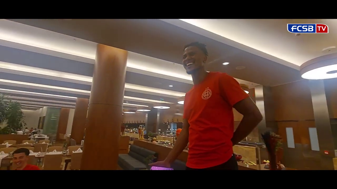 Noile transferuri de la FCSB + Siyabonga Ngezana și-au primit 'botezul' în cantonament! Fundașul i-a făcut pe toți să râdă și să strige: „Mincinosule” _44