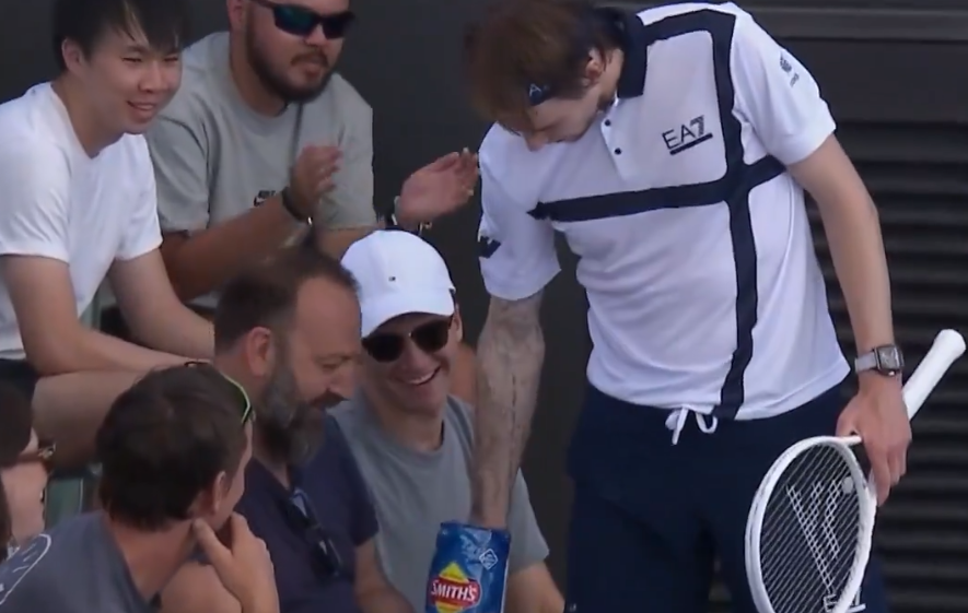 A oprit meciul ca să măn&acirc;nce din punga de chipsuri a unui spectator! Moment extraordinar &icirc;n circuitul ATP