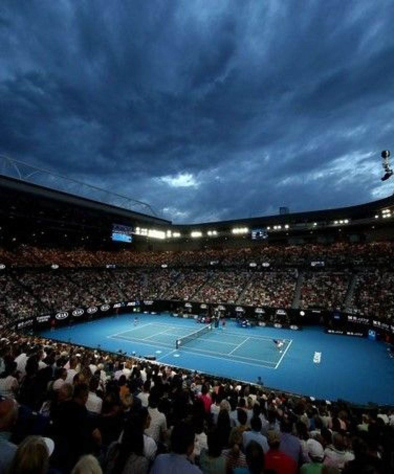 A oprit meciul ca să mănânce din punga de chipsuri a unui spectator! Moment extraordinar în circuitul ATP_10
