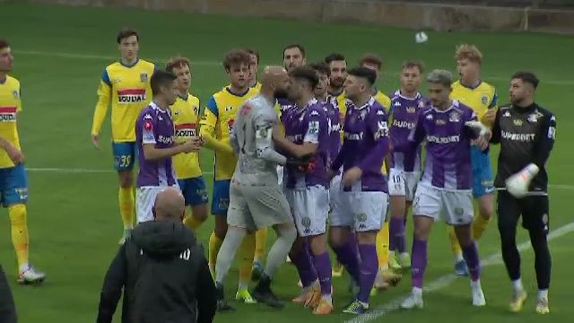 &Icirc;ncăierare la amicalul Rapidului! Bergodi a intrat pe teren. Spionii de la FCSB, &icirc;n tribune