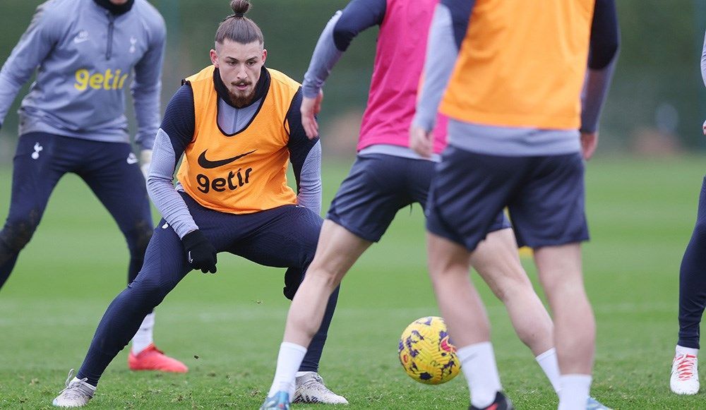 Primele imagini cu Radu Drăgușin, la antrenamentele lui Tottenham. Fundașul român se pregătește de duelul cu United_1
