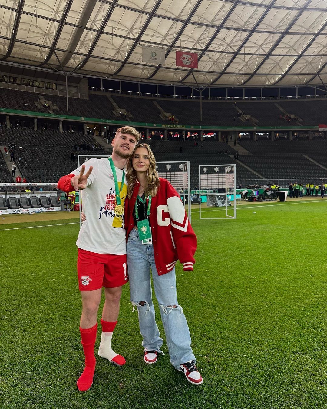 Iubita și sora lui Radu Drăgușin, surprinse cu partenera unui fotbalist de la Tottenham! Ce au făcut_58