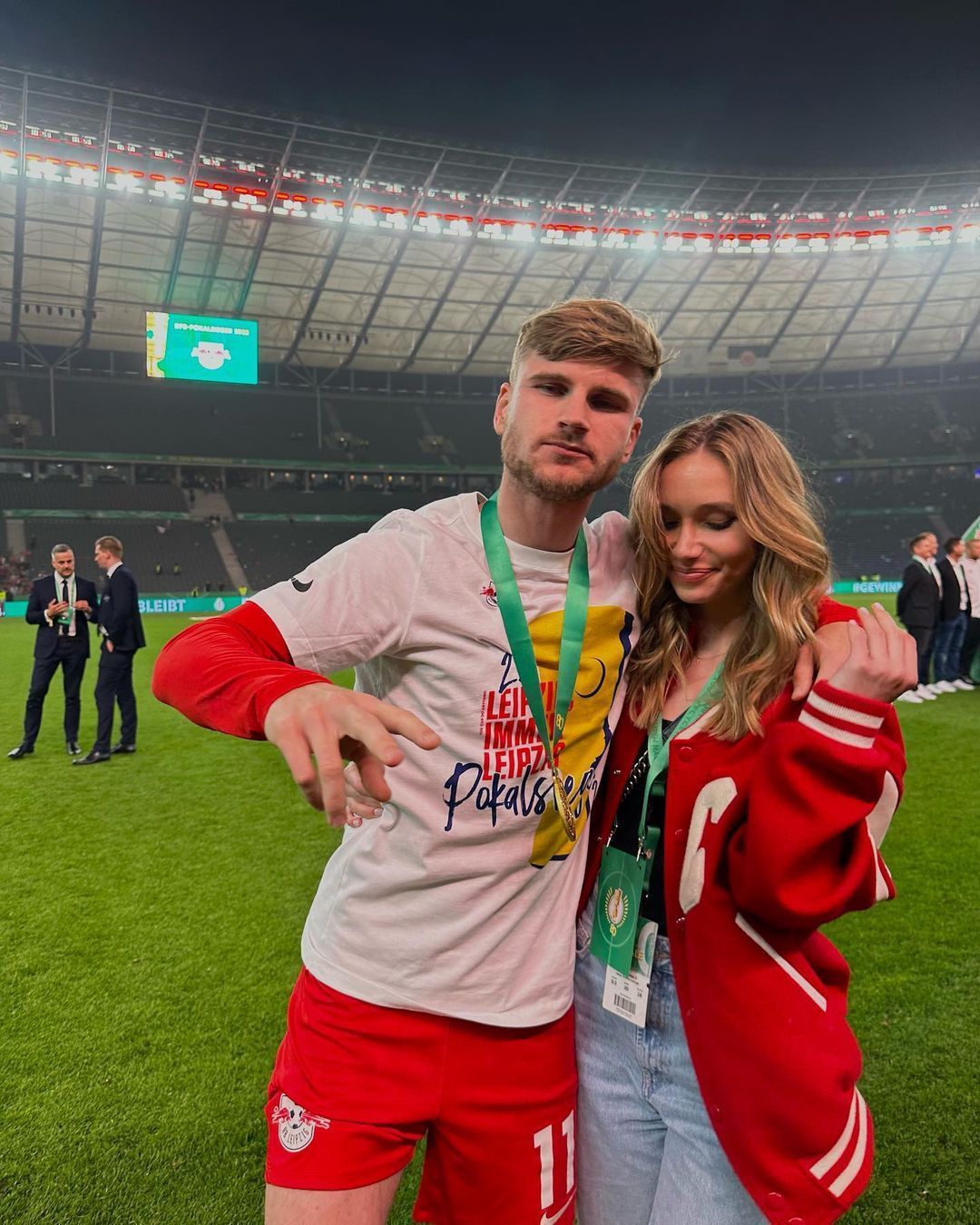 Iubita și sora lui Radu Drăgușin, surprinse cu partenera unui fotbalist de la Tottenham! Ce au făcut_59