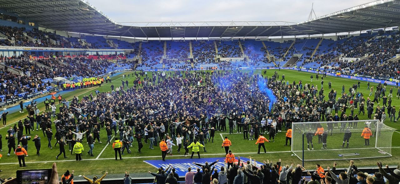 Fanii au sărit pe teren &icirc;n Anglia pentru a protesta &icirc;mpotriva conducerii! Ce s-a &icirc;nt&acirc;mplat cu meciul&nbsp;