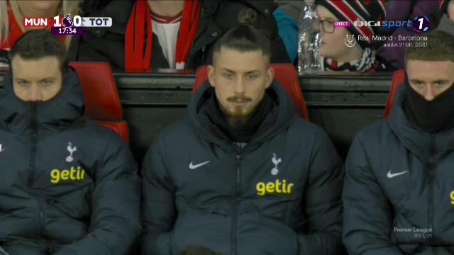 Cum a fost surprins Radu Drăgușin în Manchester United - Tottenham_11