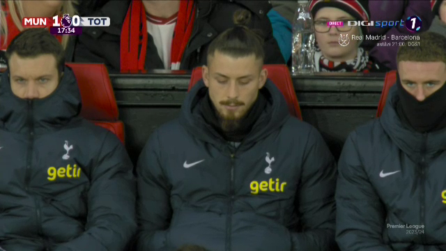 Cum a fost surprins Radu Drăgușin în Manchester United - Tottenham_13