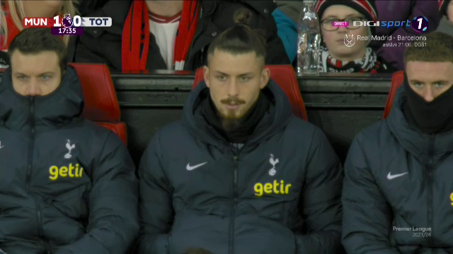 Cum a fost surprins Radu Drăgușin în Manchester United - Tottenham_15
