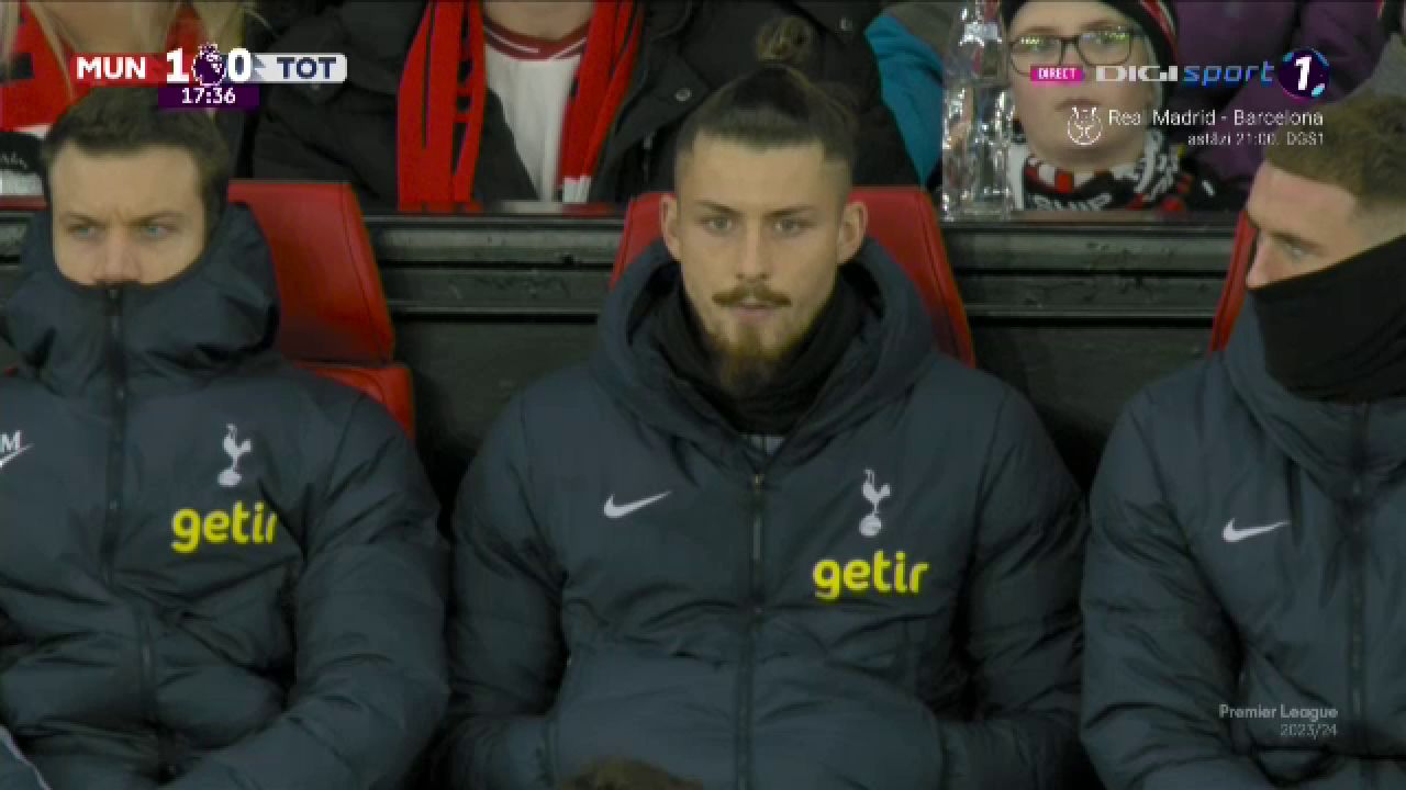 Cum a fost surprins Radu Drăgușin în Manchester United - Tottenham_24