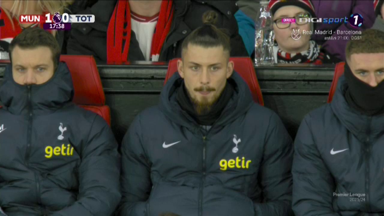 Cum a fost surprins Radu Drăgușin în Manchester United - Tottenham_33