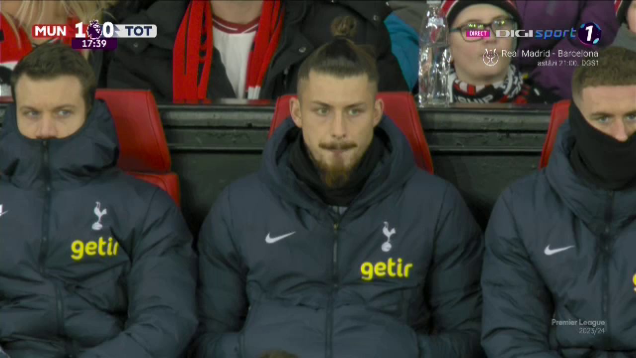 Cum a fost surprins Radu Drăgușin în Manchester United - Tottenham_35
