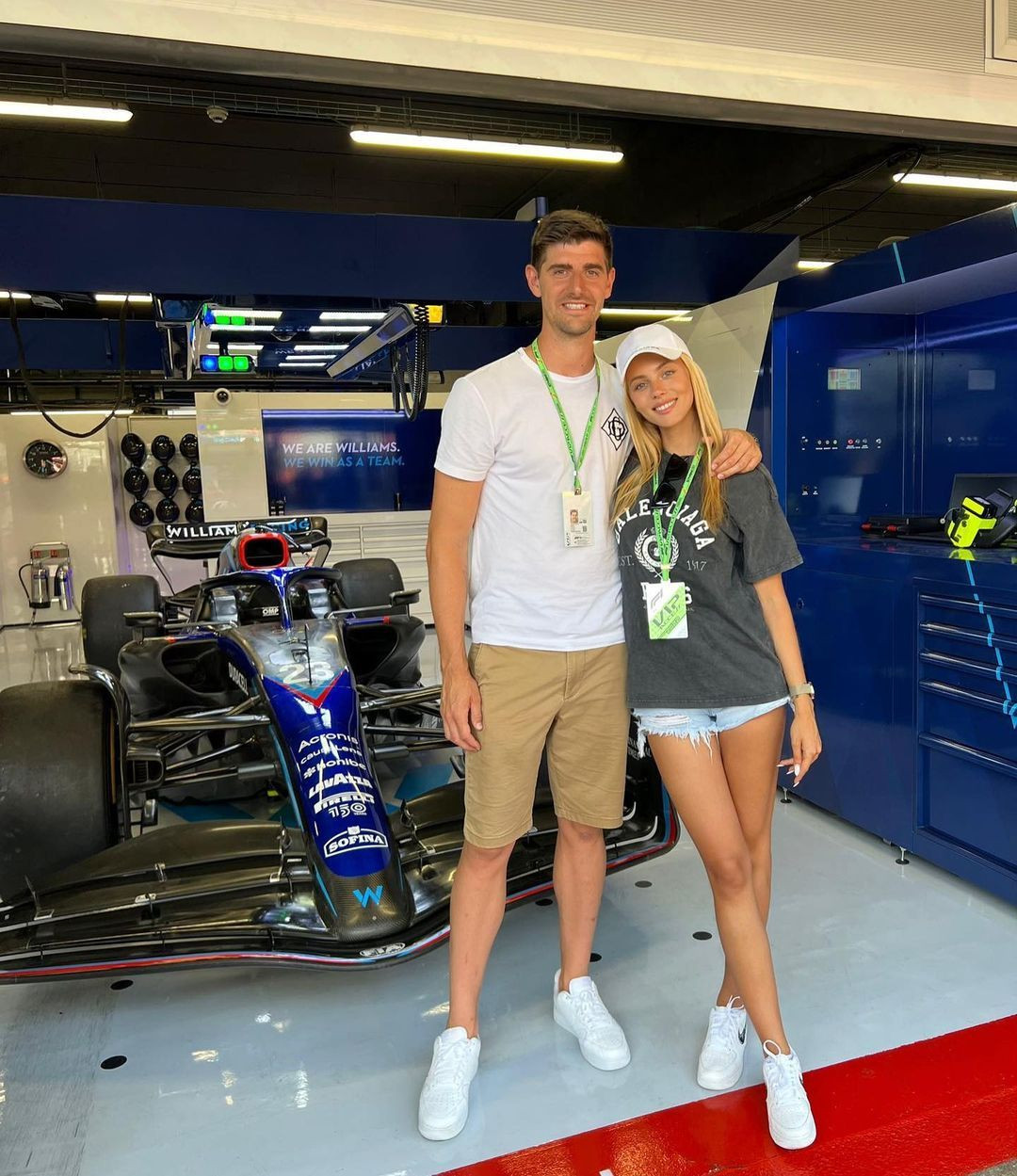 Noua viata a lui Mike Tyson! La 53 de ani si dupa un faliment personal, Iron Mike a ajuns fermier. Cultiva Marijuana intr-un paradis din Caraibe :)_3