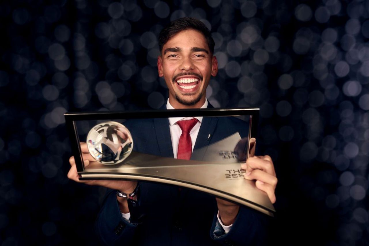 A semnat contractul vieții în ziua în care a primit 'Premiul Puskas', pentru cel mai frumos gol al anului 2023_1