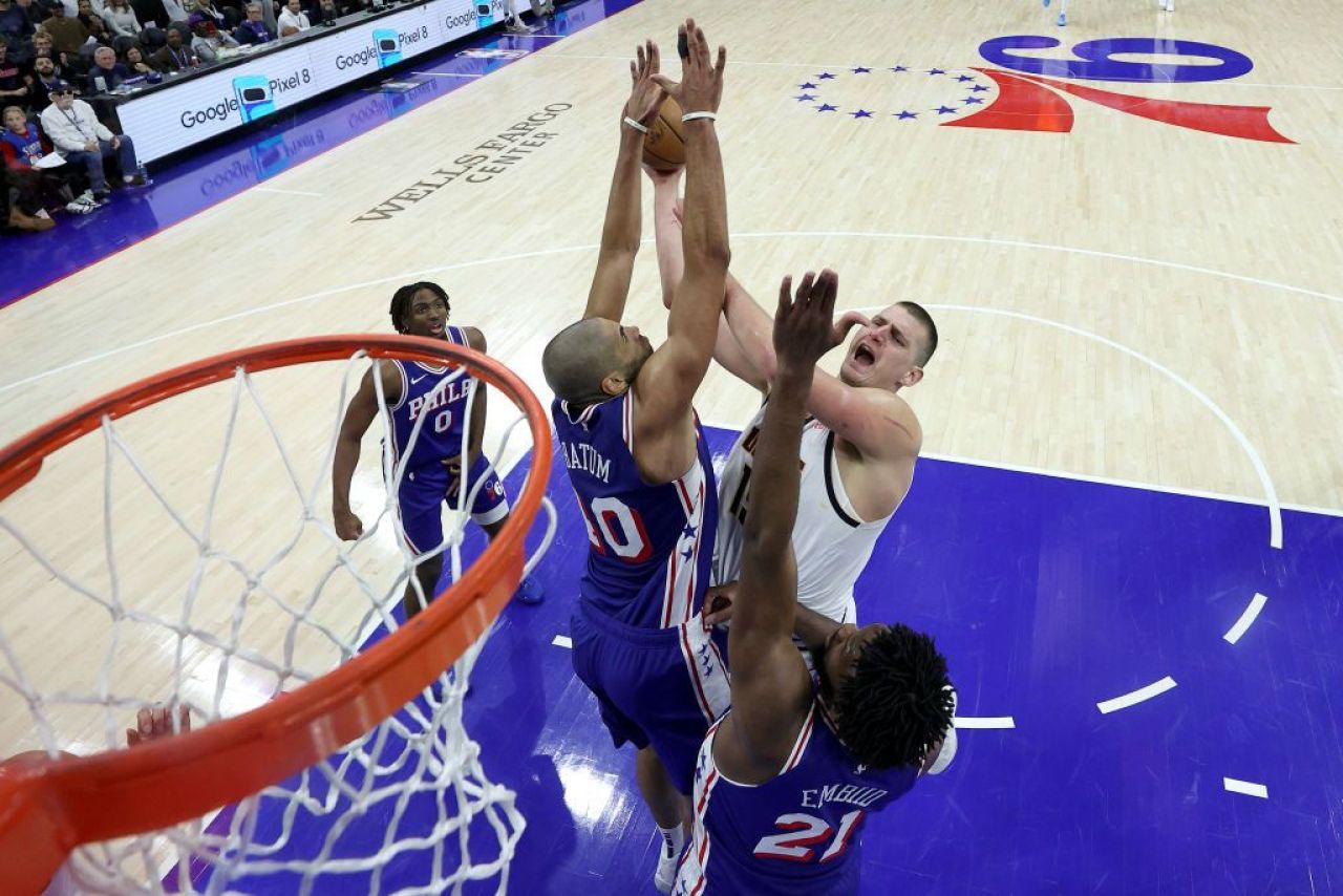 Jokic, blocat în avion timp de aproape 9 ore! Nuggets au pierdut meciul cu Philadelphia_12