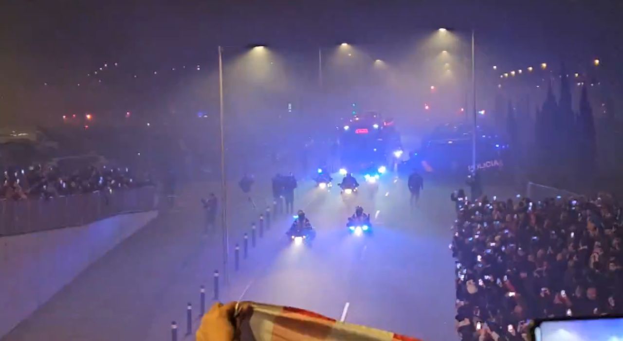 Atmosferă incendiară la Madrid, înainte de Atletico - Real. Fanii gazdelor s-au dezlănțuit în jurul stadionului_3