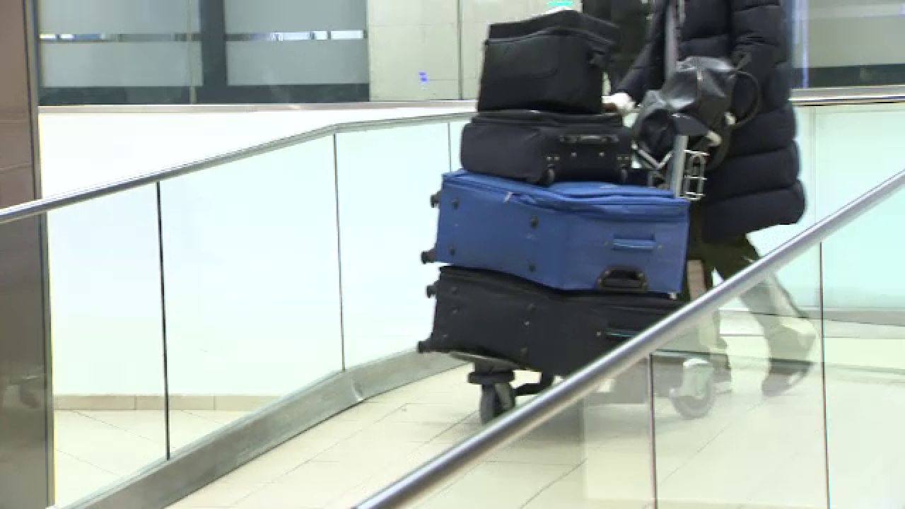 Eddy Gnahore a venit să stea mult timp la Dinamo! Cum a fost surprins în aeroport la sosirea în România_5