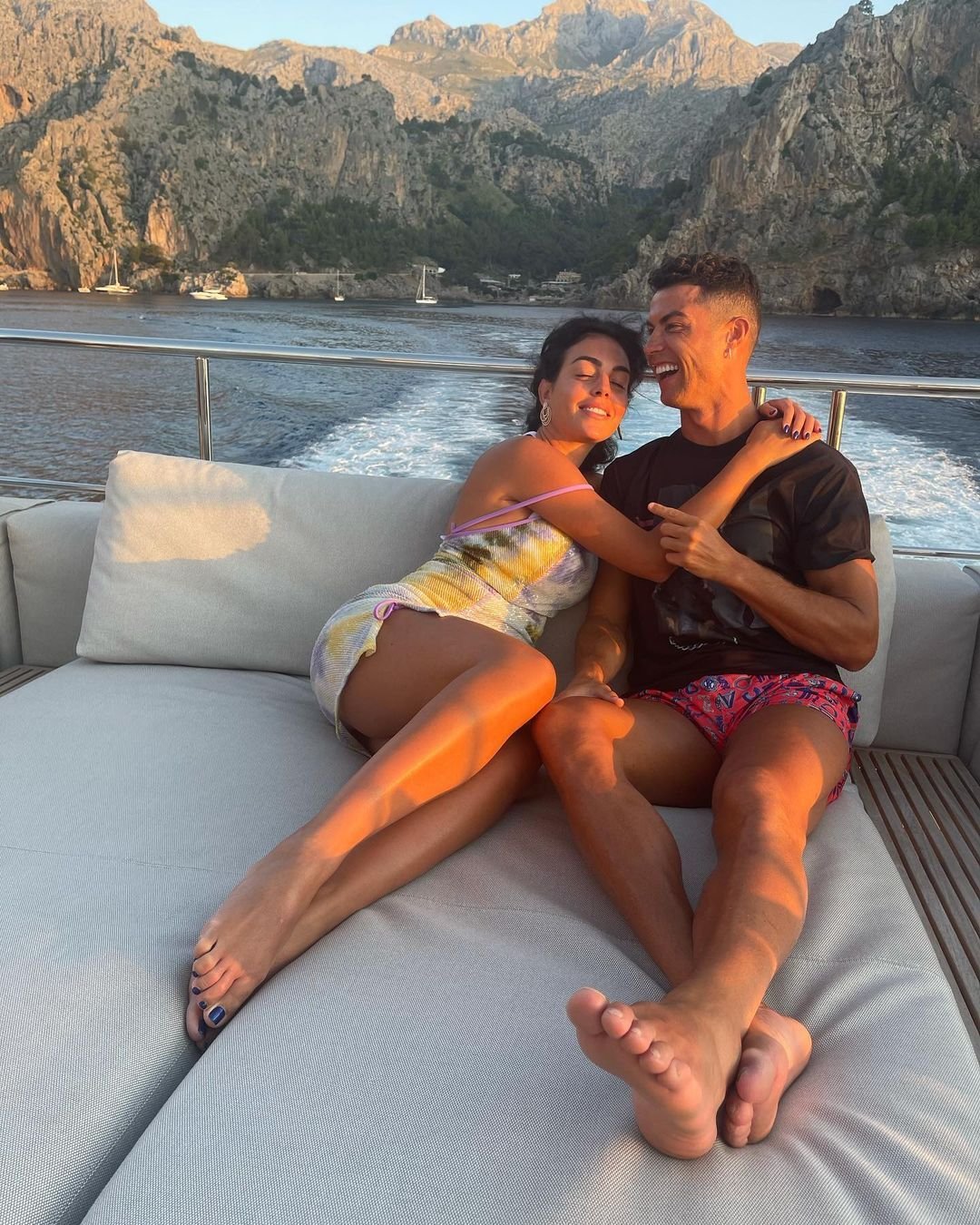 A fost seara lui Ronaldo, dar toți ochii au fost pe Georgina! Rochia mini în care a apărut a întors toate privirile _51