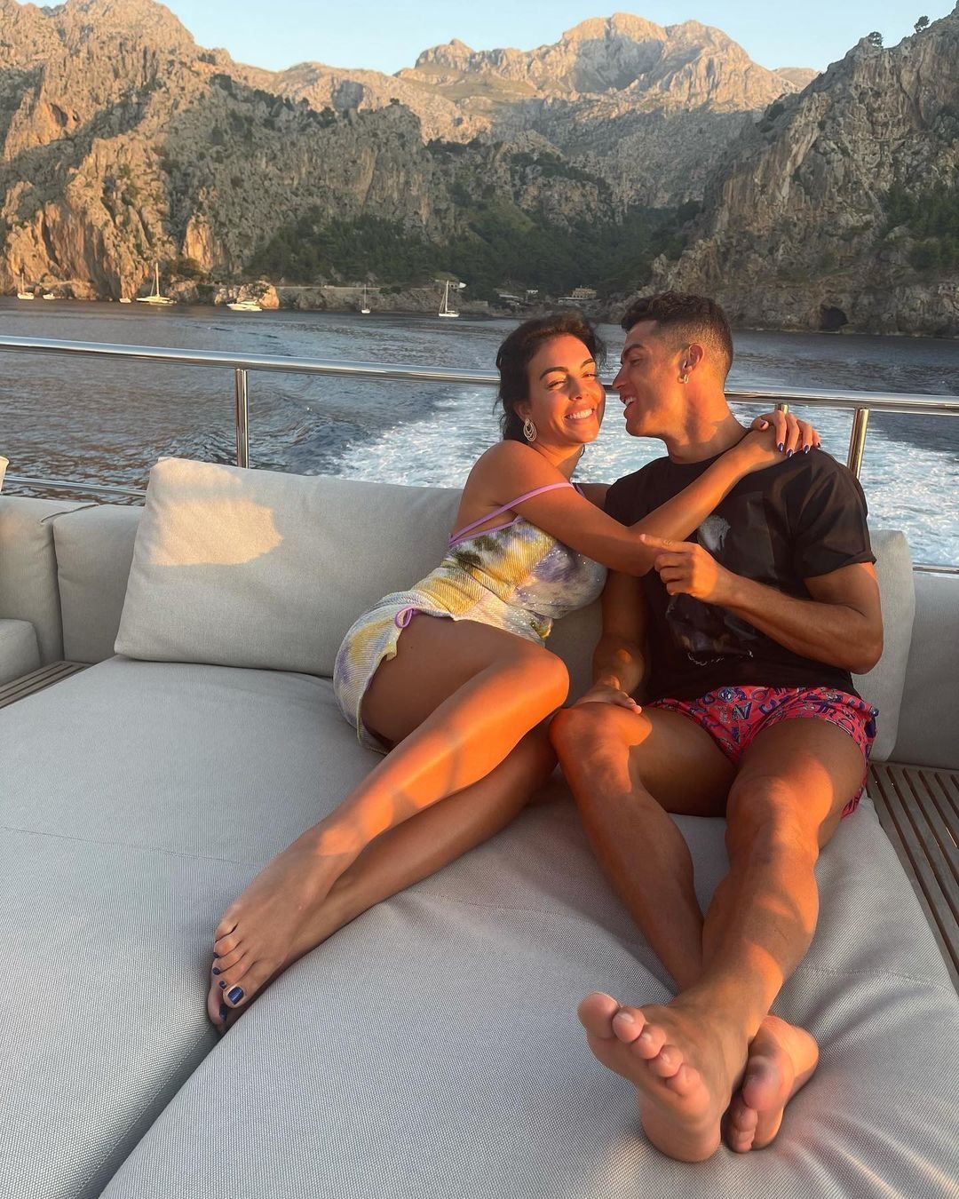 A fost seara lui Ronaldo, dar toți ochii au fost pe Georgina! Rochia mini în care a apărut a întors toate privirile _52