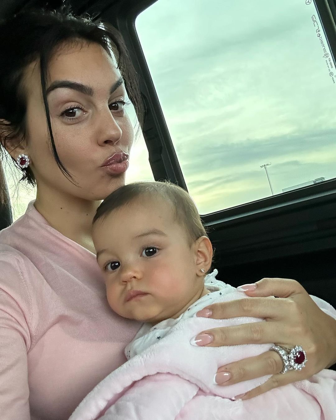 A fost seara lui Ronaldo, dar toți ochii au fost pe Georgina! Rochia mini în care a apărut a întors toate privirile _258