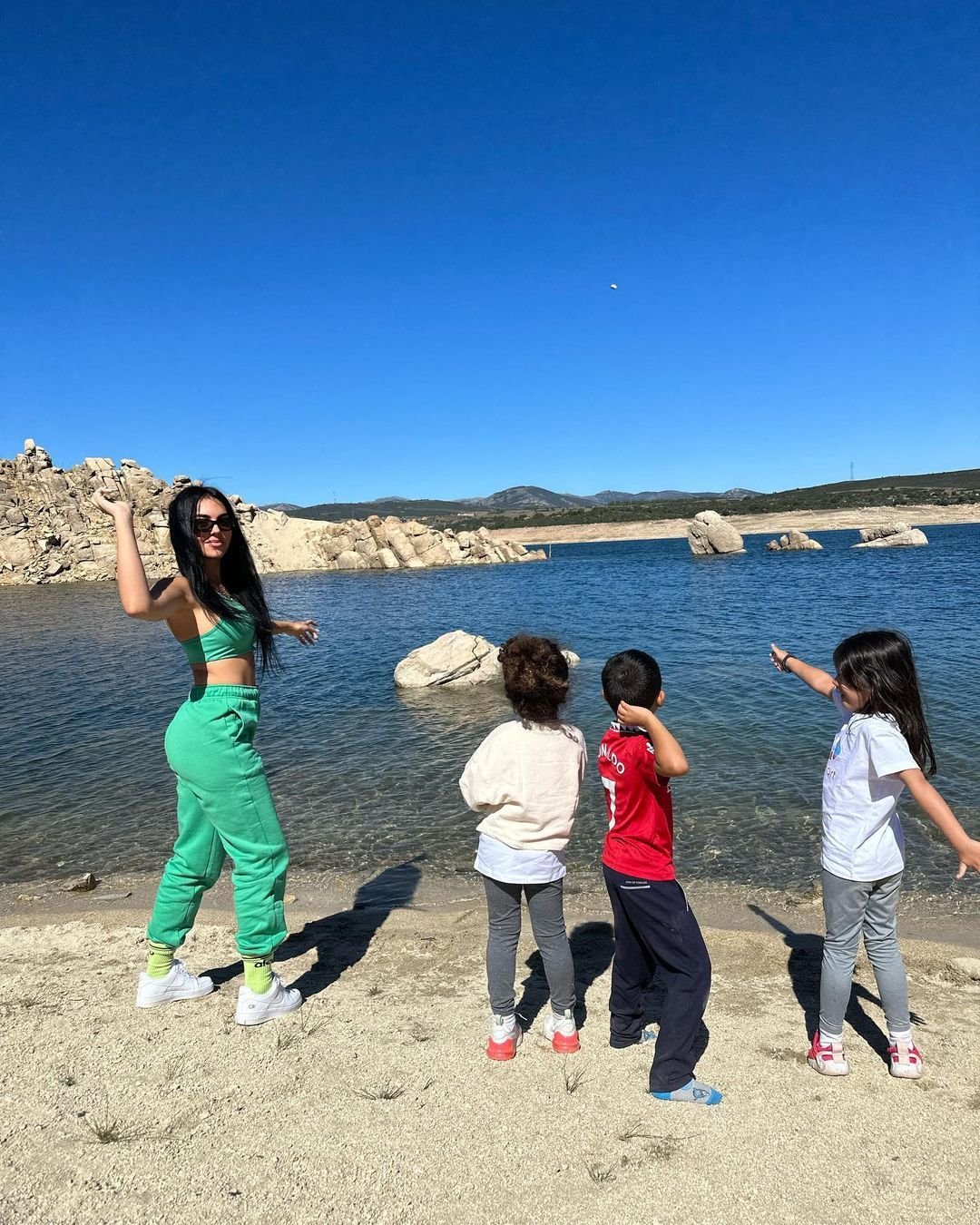 A fost seara lui Ronaldo, dar toți ochii au fost pe Georgina! Rochia mini în care a apărut a întors toate privirile _261