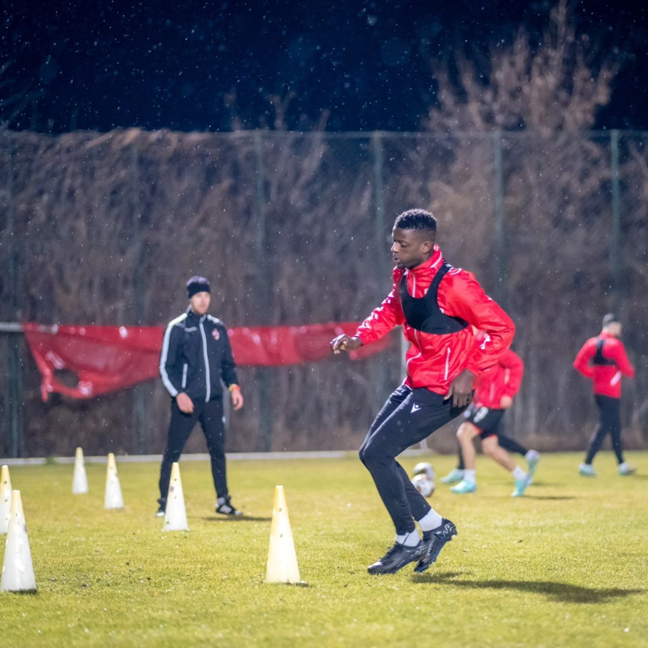 Fostul fotbalist de la Manchester City și Napoli, așteptat să debuteze azi la Dinamo în meciul cu Petrolul Ploiești!_2