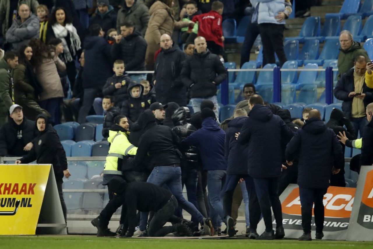 Scandal de proporții în Eredivisie: fanii au vrut să intre pe teren! Ultrașii unui club din Liga 1, acuzați_2