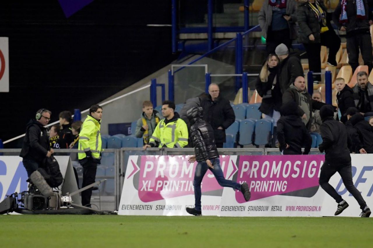 Scandal de proporții în Eredivisie: fanii au vrut să intre pe teren! Ultrașii unui club din Liga 1, acuzați_3