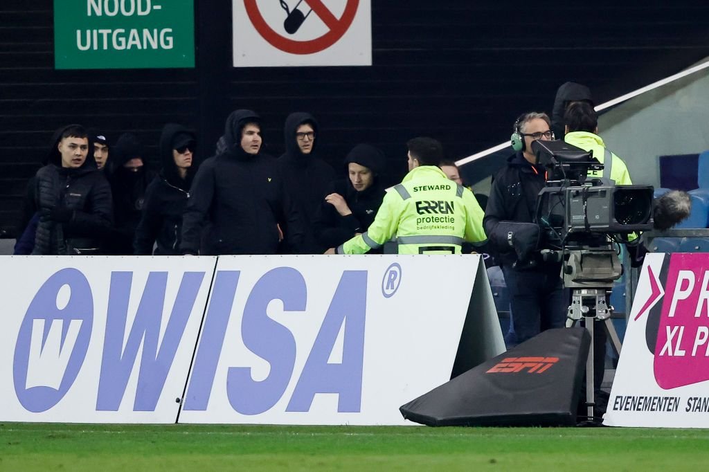 Scandal de proporții în Eredivisie: fanii au vrut să intre pe teren! Ultrașii unui club din Liga 1, acuzați_4