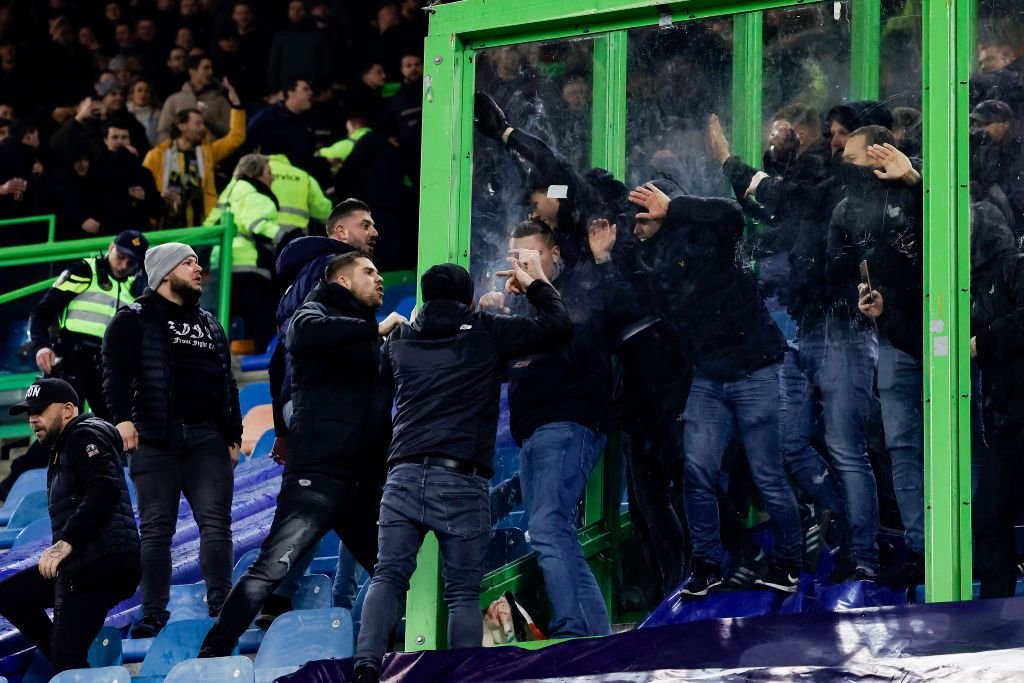 Scandal de proporții în Eredivisie: fanii au vrut să intre pe teren! Ultrașii unui club din Liga 1, acuzați_5
