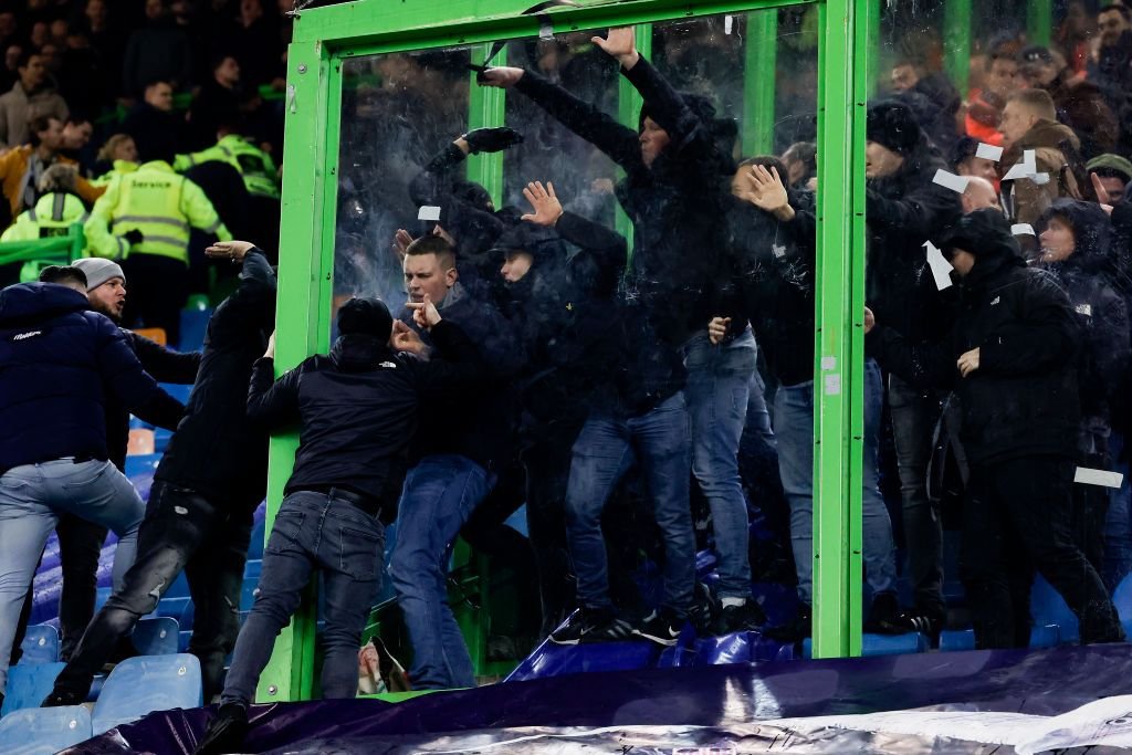 Scandal de proporții în Eredivisie: fanii au vrut să intre pe teren! Ultrașii unui club din Liga 1, acuzați_6