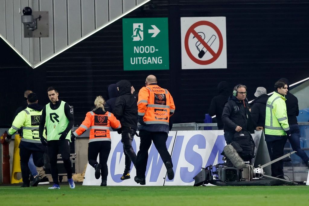 Scandal de proporții în Eredivisie: fanii au vrut să intre pe teren! Ultrașii unui club din Liga 1, acuzați_7