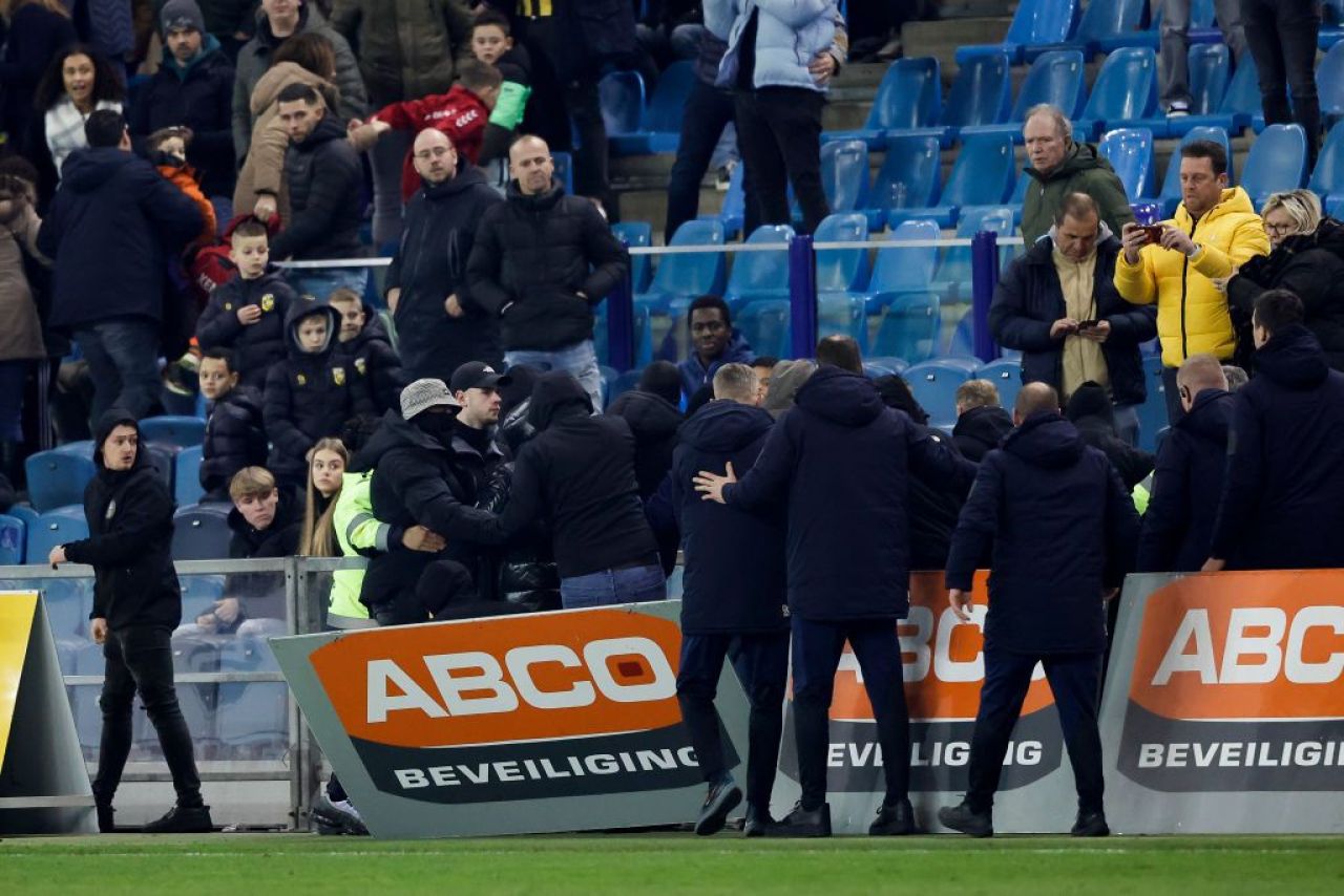 Scandal de proporții în Eredivisie: fanii au vrut să intre pe teren! Ultrașii unui club din Liga 1, acuzați_8