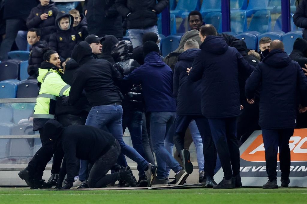 Scandal de proporții în Eredivisie: fanii au vrut să intre pe teren! Ultrașii unui club din Liga 1, acuzați_9