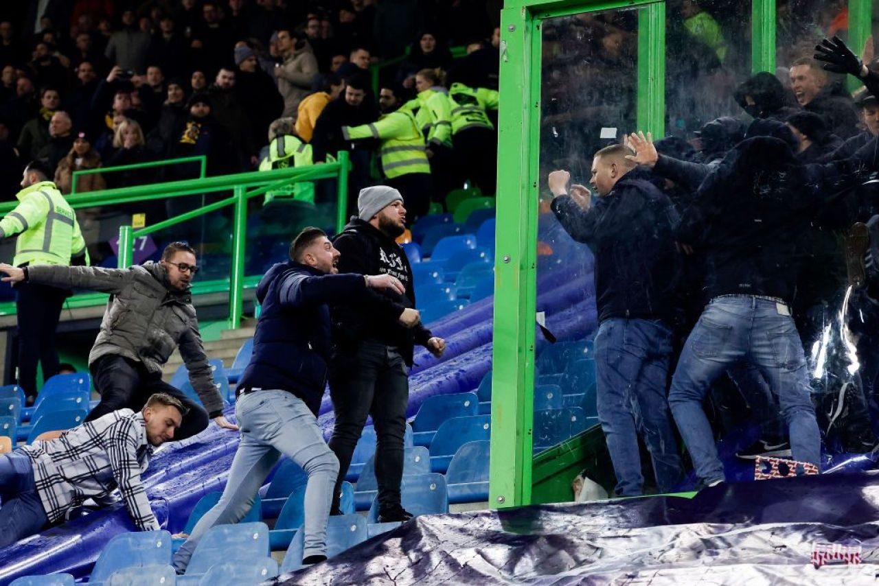Scandal de proporții în Eredivisie: fanii au vrut să intre pe teren! Ultrașii unui club din Liga 1, acuzați_11