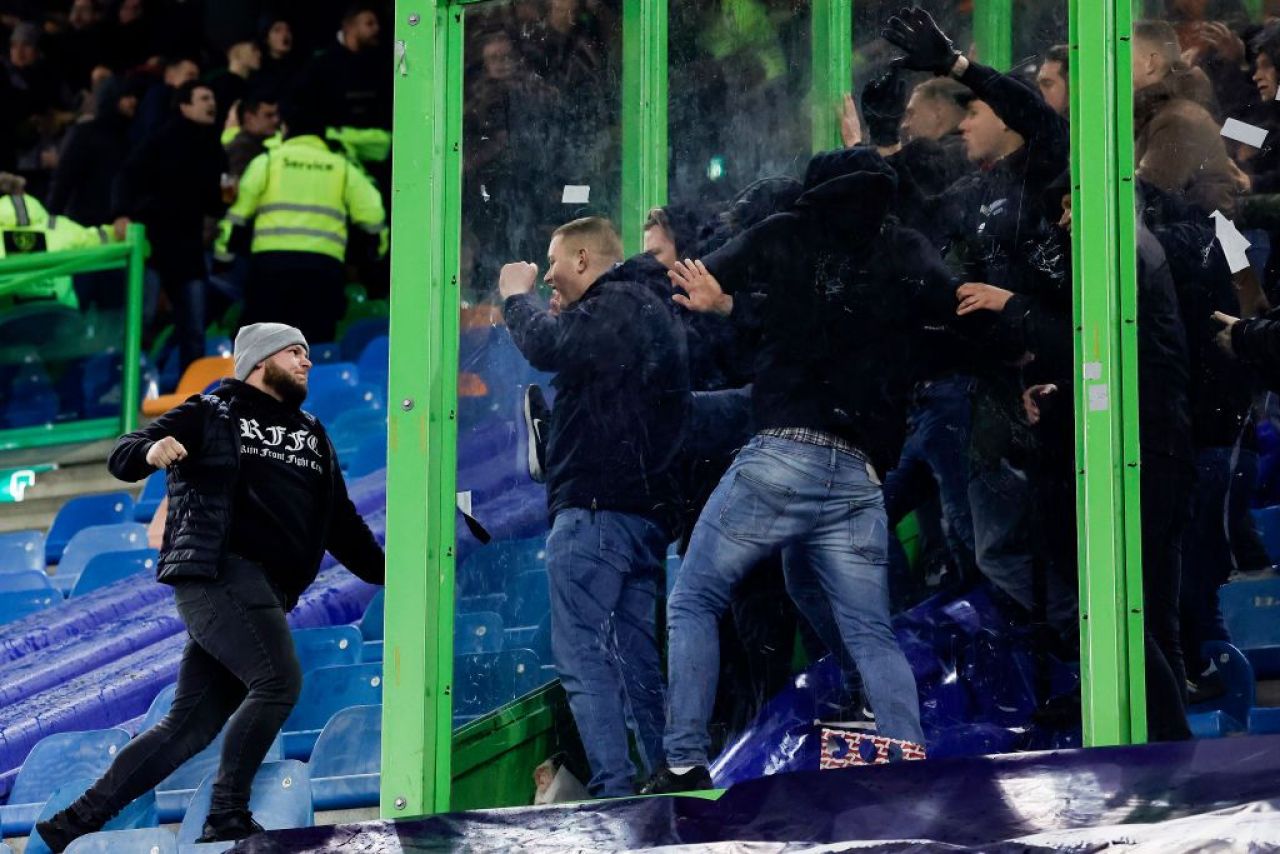 Scandal de proporții în Eredivisie: fanii au vrut să intre pe teren! Ultrașii unui club din Liga 1, acuzați_1