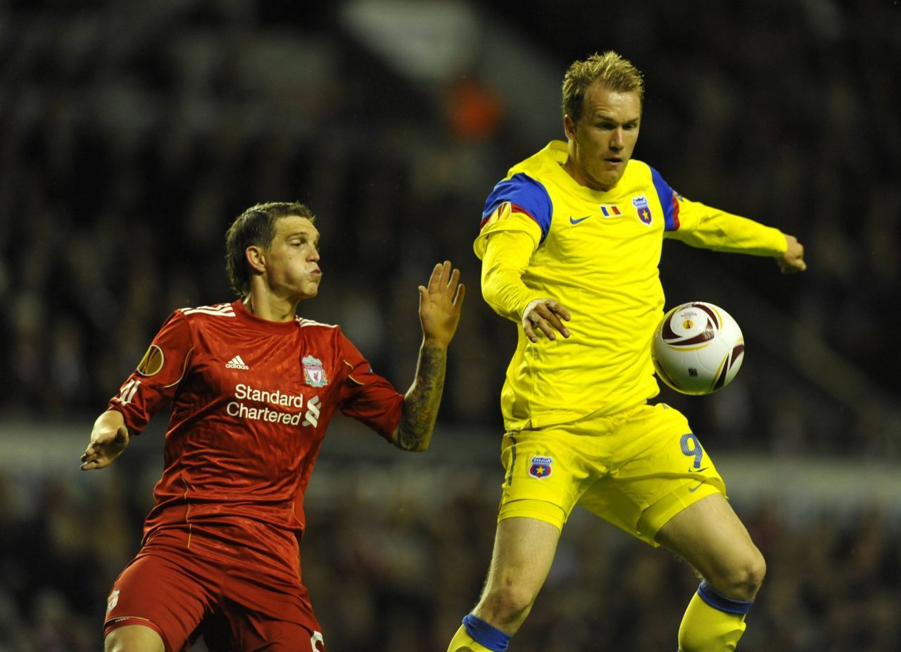 Îl recunoști? Apariție spectaculoasă în tribunele Arenei Naționale, la FCSB - UTA Arad_4