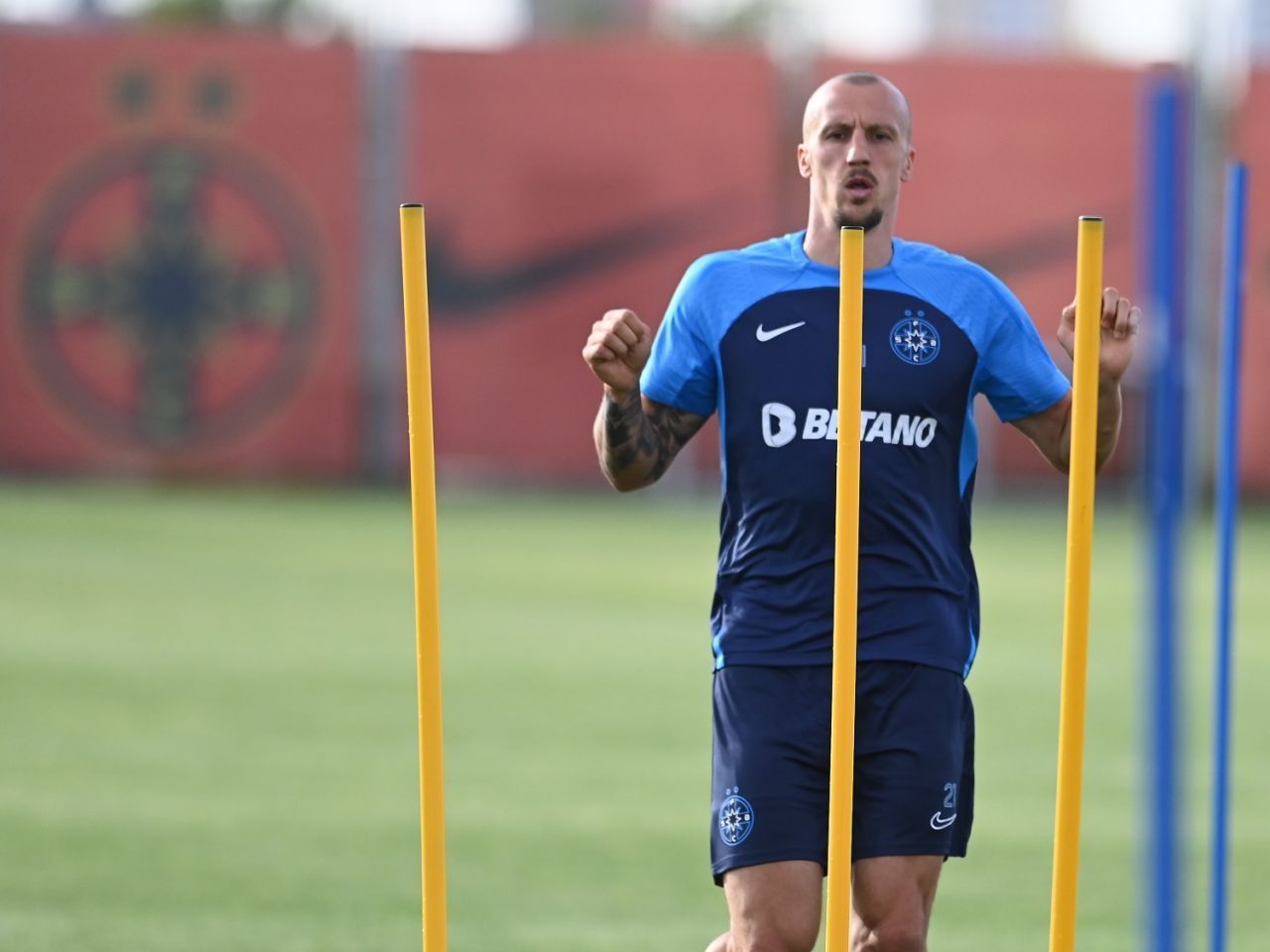 Gigi Becali a decis! Cine îi va lua locul lui Siyabonga Ngezana în centrul defensivei la meciul cu Rapid? Reacția lui Panduru_3