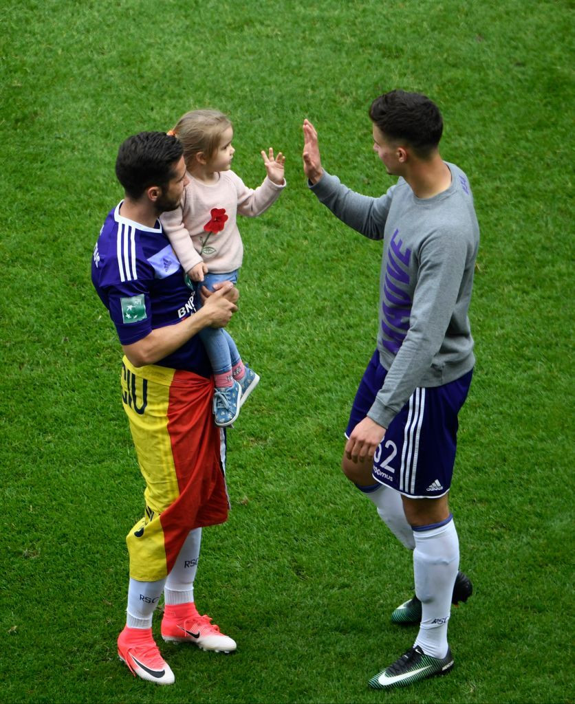 Daniel Pancu, moment SPECIAL! Tricoul Rapidului i-a fost livrat unei fetite chiar de antrenorul echipei! Reactia micutei te va lasa fara cuvinte | VIDEO