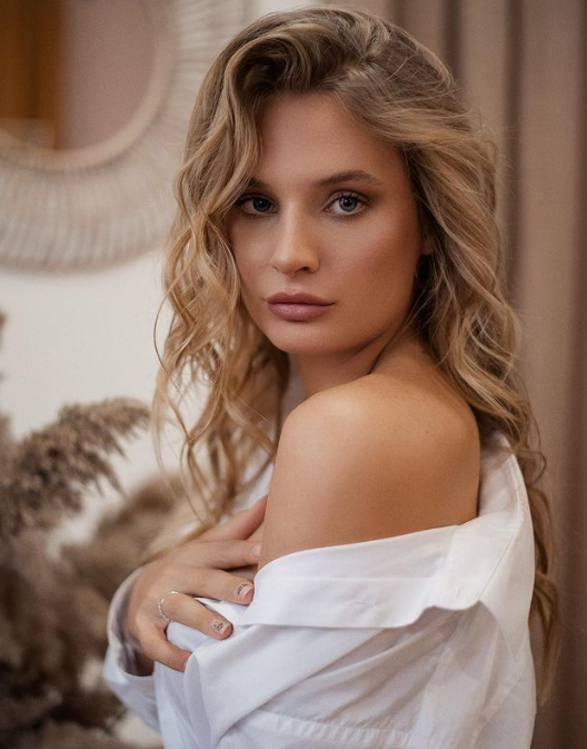 FOTBALISTA MODEL! Cea mai frumoasa fotbalista din Romania a lasat ghetele deoparte in vacanta! Cum se pregateste Teo Meluta de Anul Nou. VIDEO