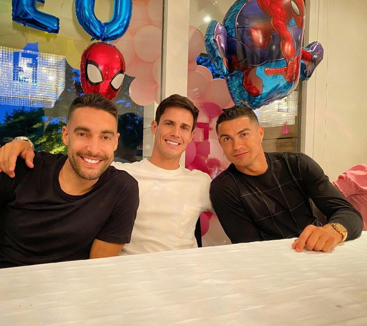 Jurnalistul pe care Cristiano Ronaldo îl ia cu el prin vacanțe îl face praf pe Leo Messi: „Îi e și lui rușine de el! N-a făcut nimic!”_8