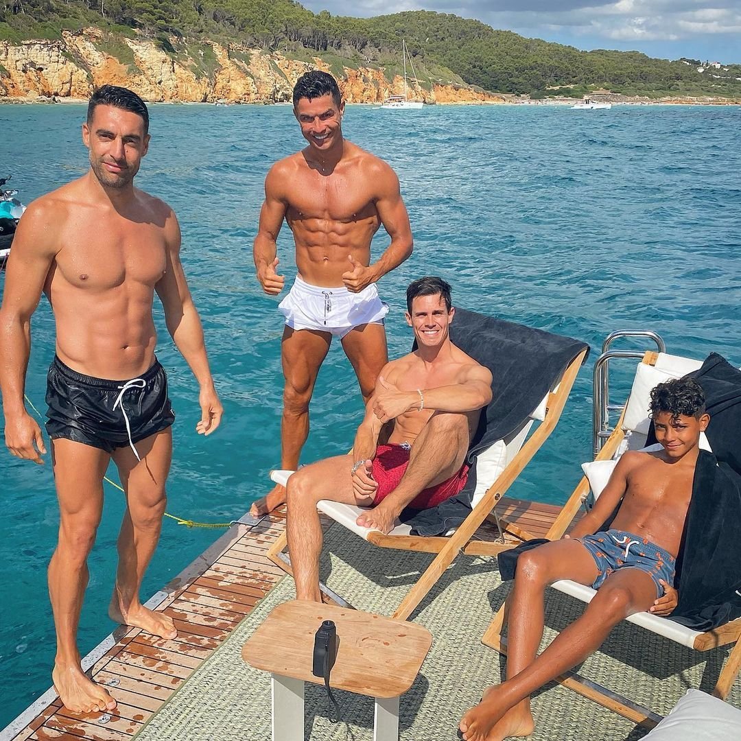 Jurnalistul pe care Cristiano Ronaldo îl ia cu el prin vacanțe îl face praf pe Leo Messi: „Îi e și lui rușine de el! N-a făcut nimic!”_9