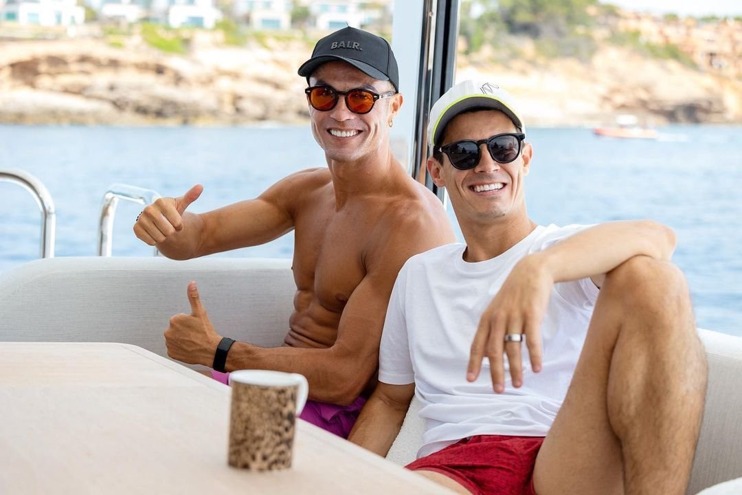 Jurnalistul pe care Cristiano Ronaldo îl ia cu el prin vacanțe îl face praf pe Leo Messi: „Îi e și lui rușine de el! N-a făcut nimic!”_10