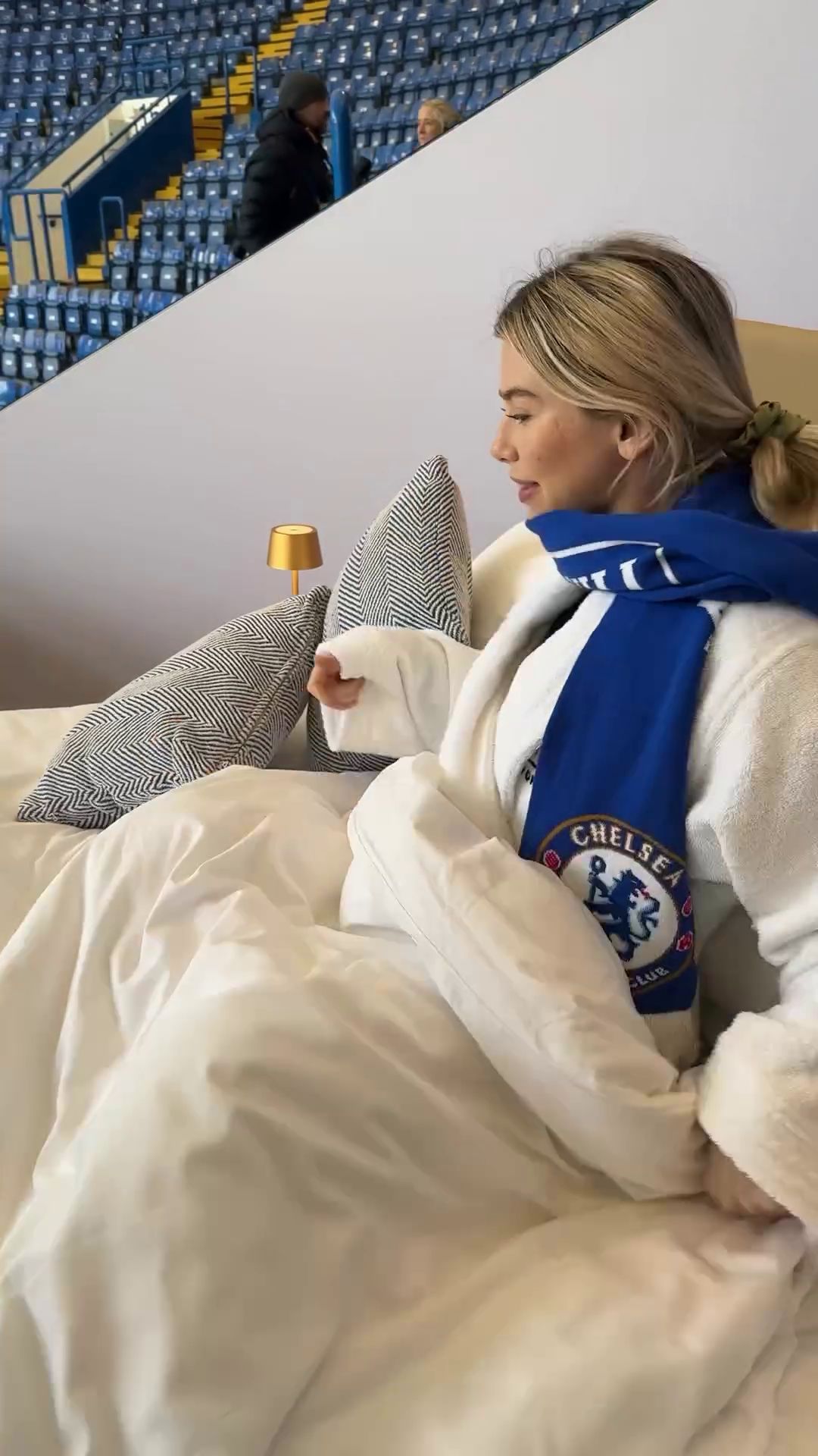 În pat pe Stamford Bridge! Starul TV s-a filmat urmărind meciul lui Chelsea dintr-o lojă specială de pe stadion_20