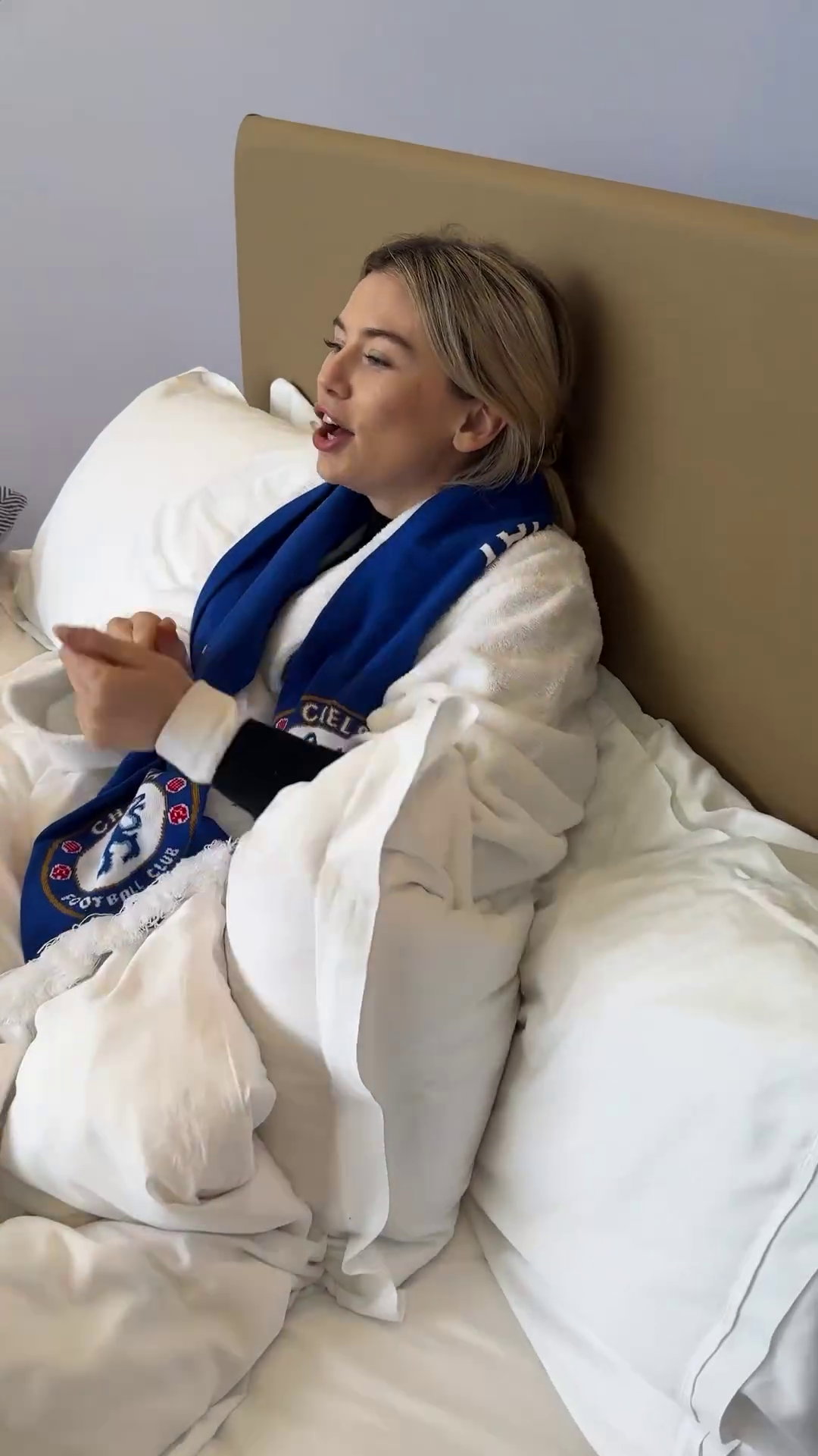 În pat pe Stamford Bridge! Starul TV s-a filmat urmărind meciul lui Chelsea dintr-o lojă specială de pe stadion_26